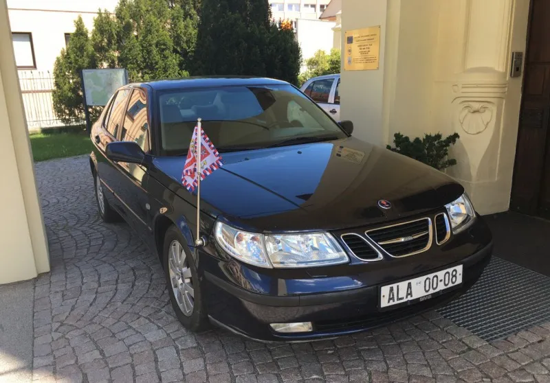 Saab 9-5 z Pražského hradu 2001