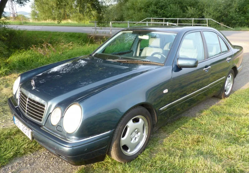Mercedes-Benz 240 W 210-šestiválec 1999