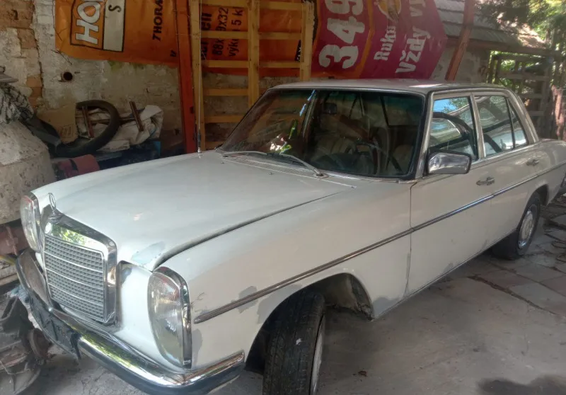 Mercedes-Benz 230 W115 1975