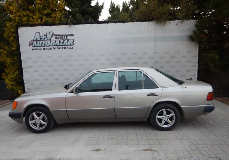 Mercedes-Benz M 124 2.3 i automat 97 kw , 1992