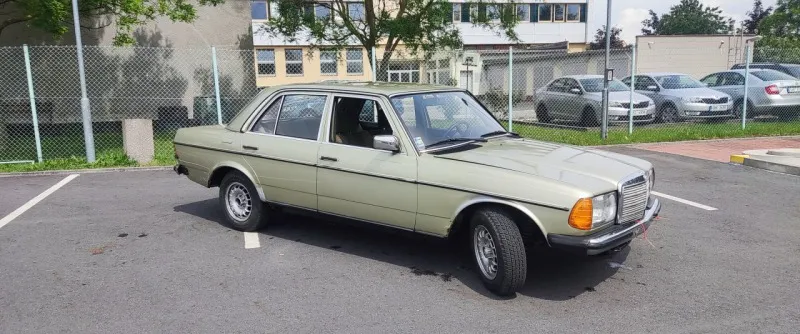 Mercedes-Benz 200 W123 Piano 1981