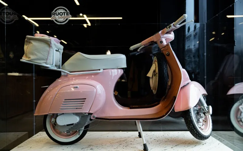 Piaggio Vespa 50 SPECIAL FRAGOLINA DB DESIGN 1976