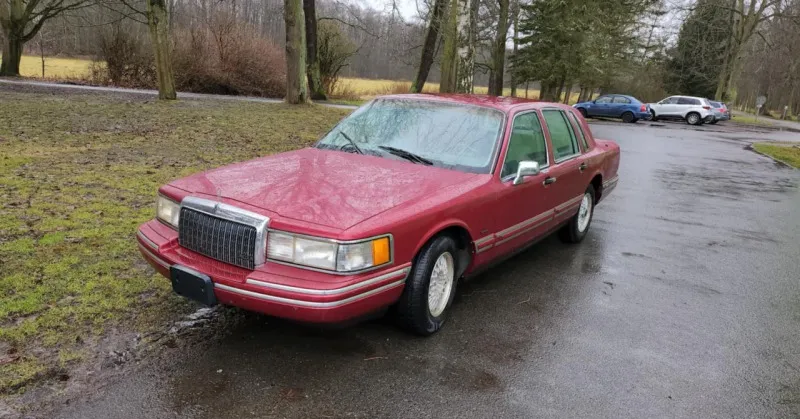 Lincoln Town Car Signature series 1994