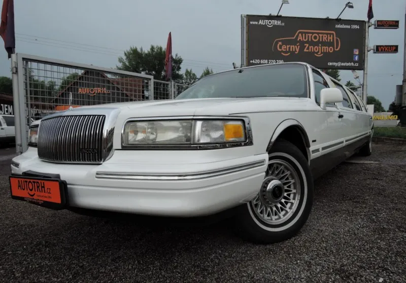 Lincoln Town Car 4,6 Limuzína 9.m Pronájem 1995