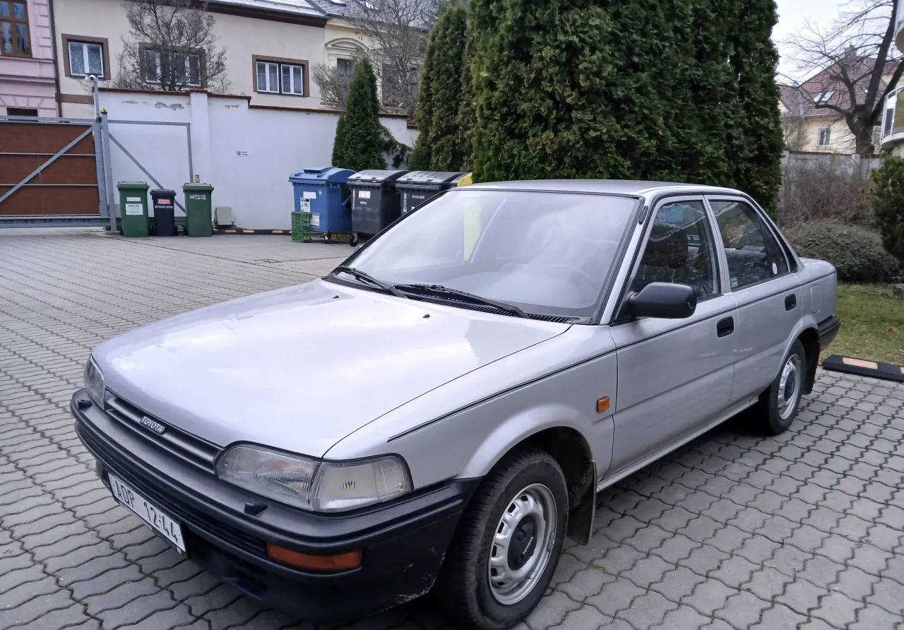 Toyota Corolla E9 1990