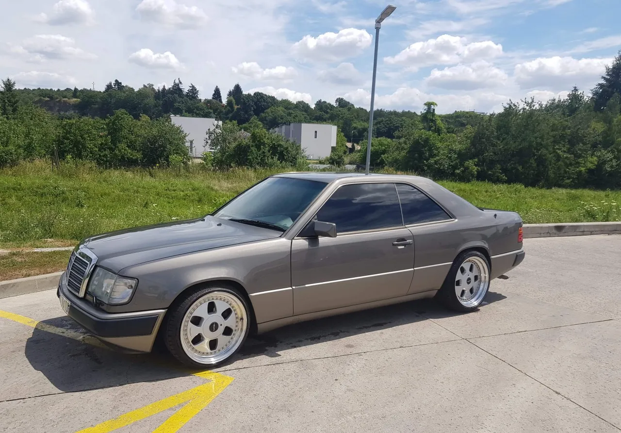Mercedes-Benz C 124 1989