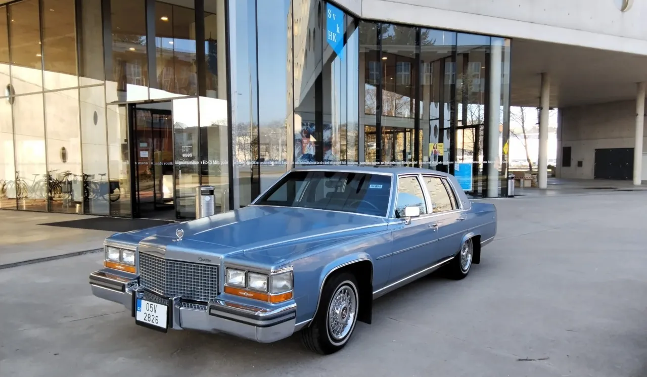 Cadillac Brougham 5.0. 1988