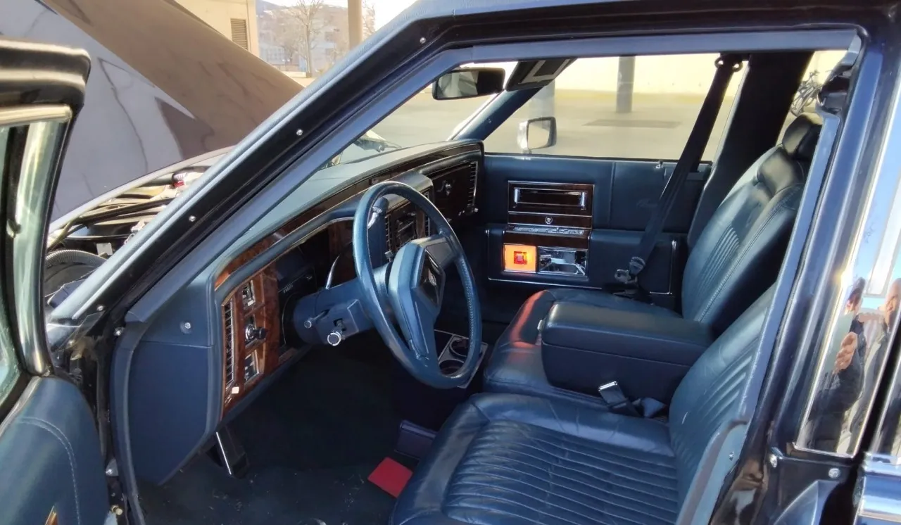 Cadillac Brougham 5.0. 1992