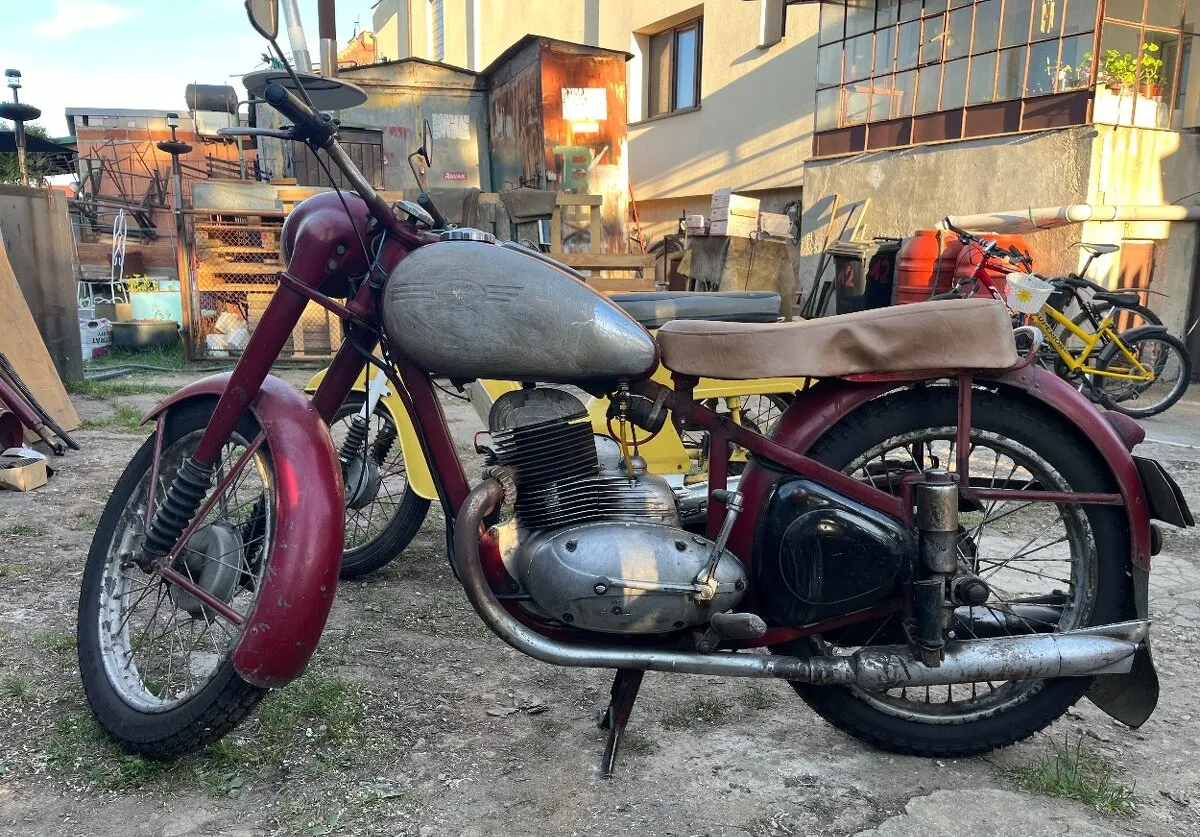 Jawa 250 pérák 1947