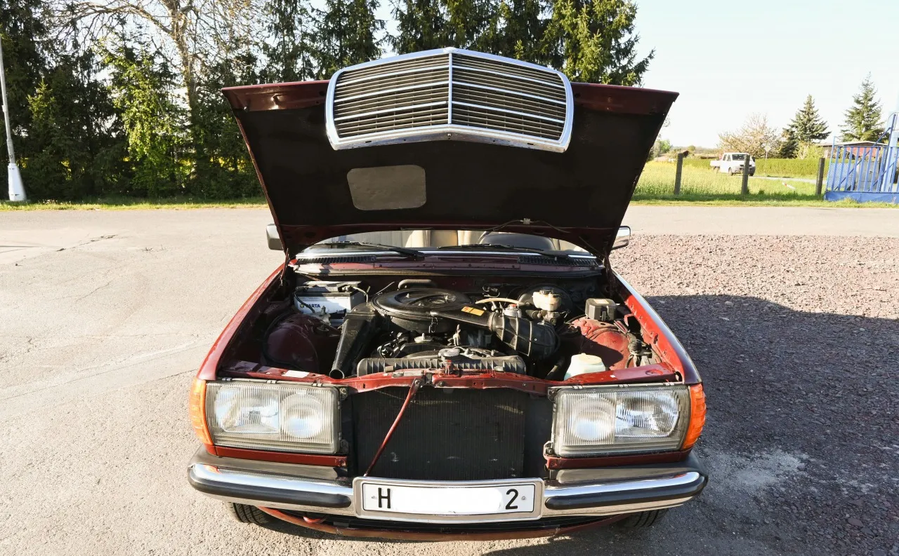 Mercedes-Benz 200 123 1985