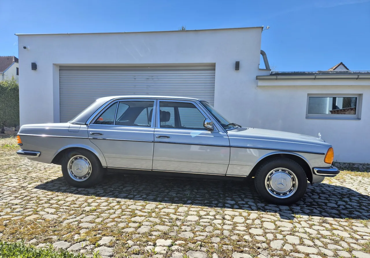 Mercedes-Benz 280 W123 1977