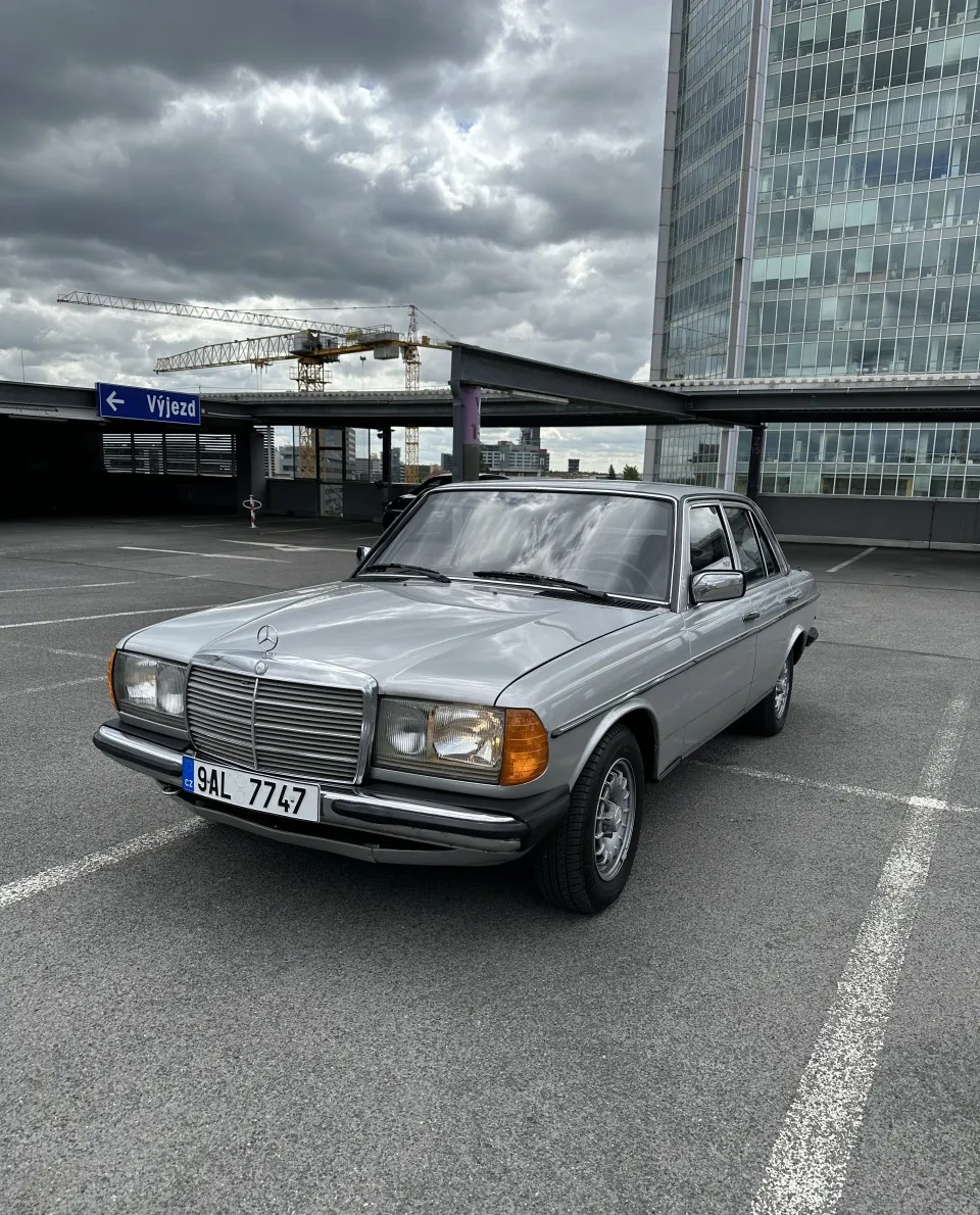 Mercedes-Benz 200 W123 1983