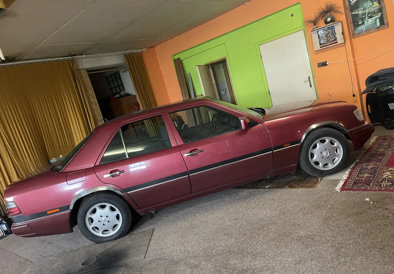 Mercedes-Benz E w127-E260-6v 1992