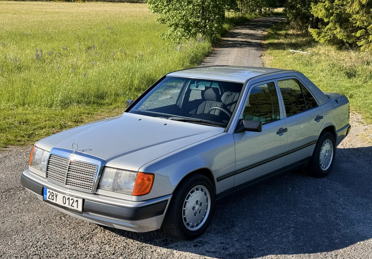 Mercedes-Benz 300 W124 300D 80kW 1986