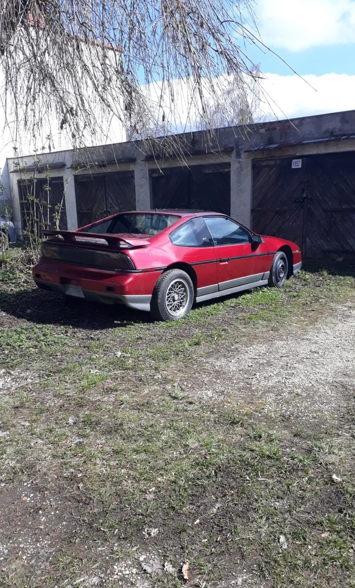 Pontiac Fiero 1986