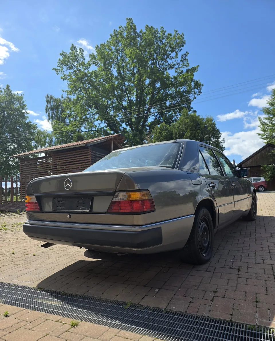 Mercedes-Benz 200 200E W124 1990