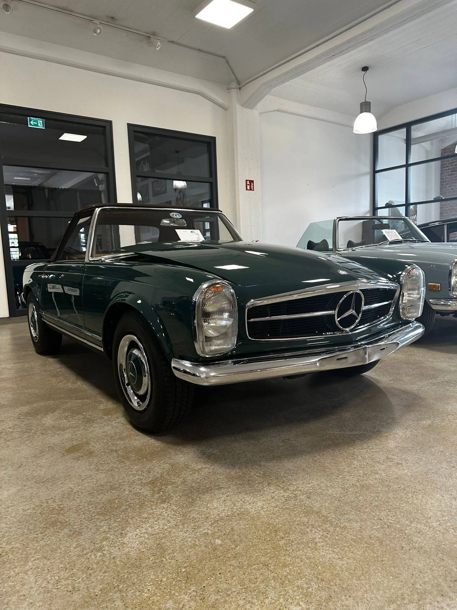 Mercedes-Benz W113 230 SL